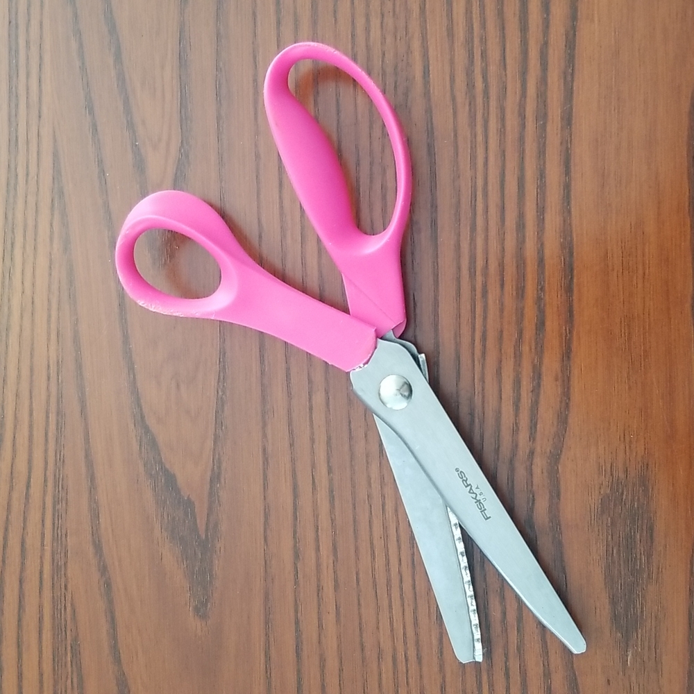 9" Fiskars pinking shears